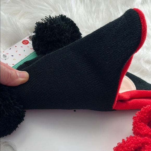 🆕 Disney Mickey Mouse Pom Pom’s Black/Red Kids Hat and Socks Set Size 0-12 Month - Picture 7 of 7